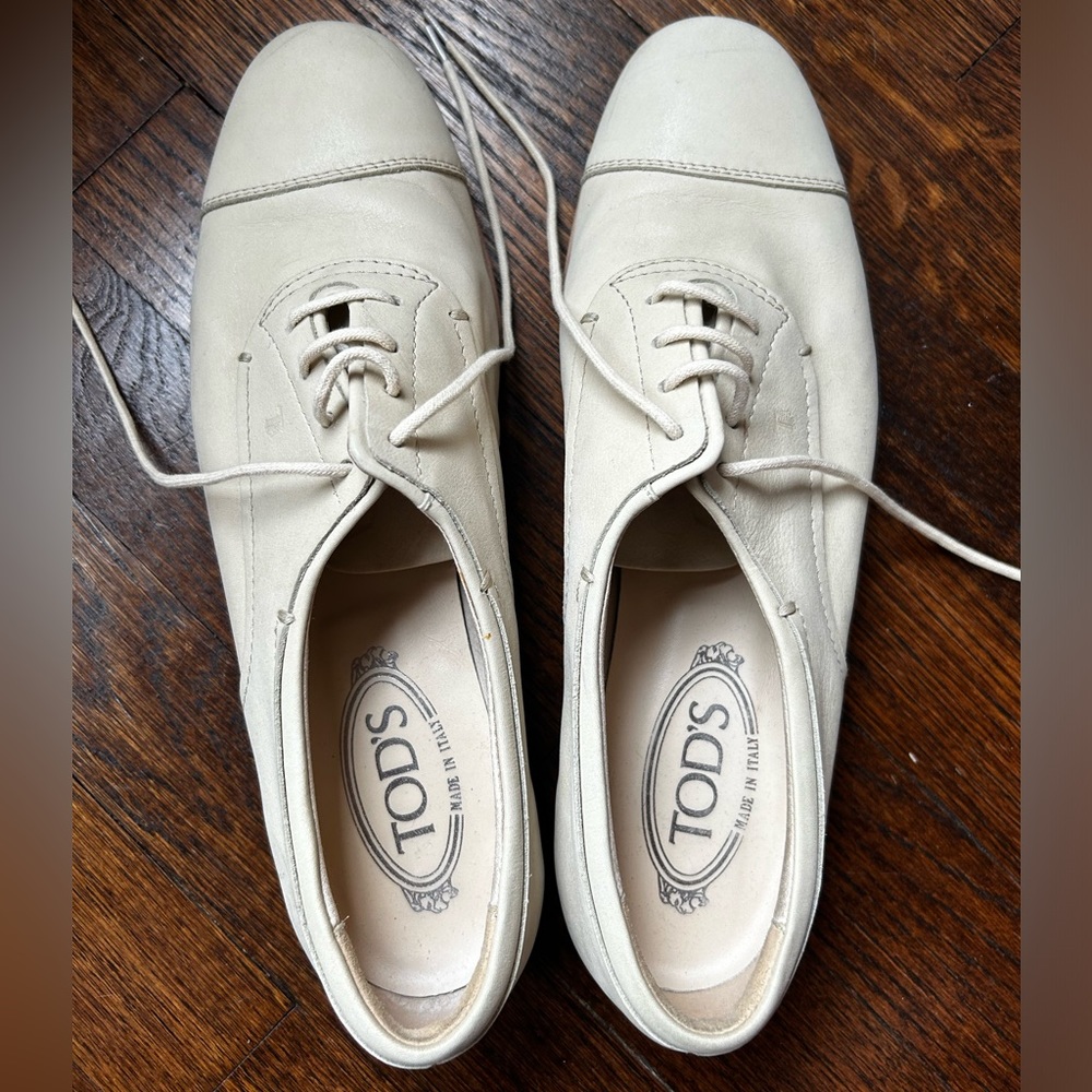 Creamy white Tod’s Lace Up Oxford